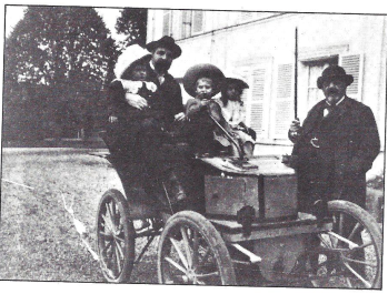 René PANHARD et son fils Hippolyte, en compagnie de ses petits-enfants au domaine de Montceaux. (Prototype 2HP monocylindre à trois vitesses, que René PANHARD fit construire en 1896)